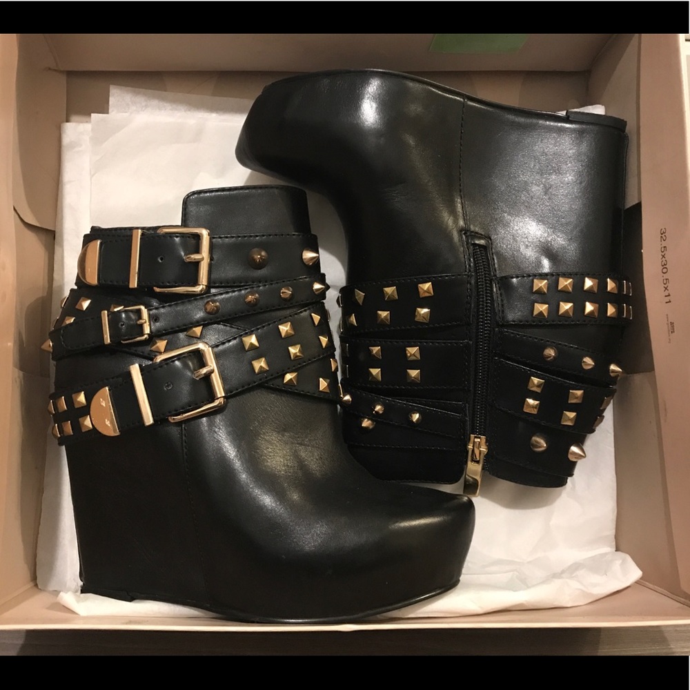 BCBGeneration Black stud booties like new! Size 6
